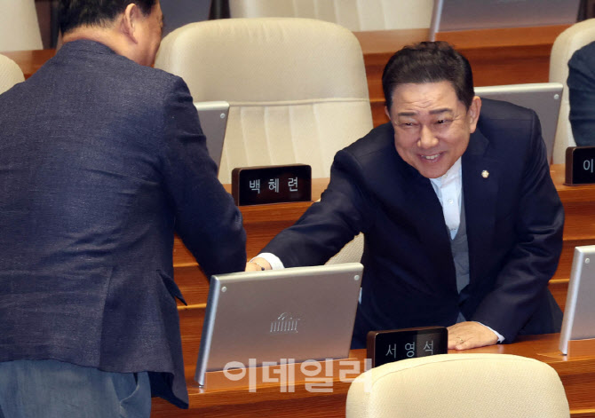 본회의 참석한 김병기                                                                                                                                                                              