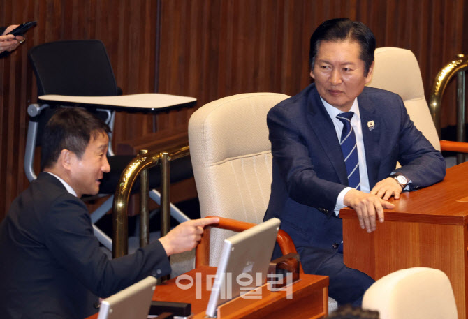 본회의, '대화하는 정청래-한병도'                                                                                                                                                        