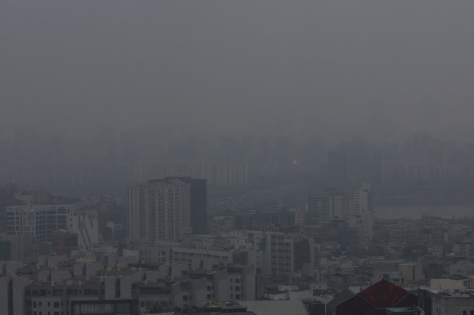 미세먼지에 갇힌 도심