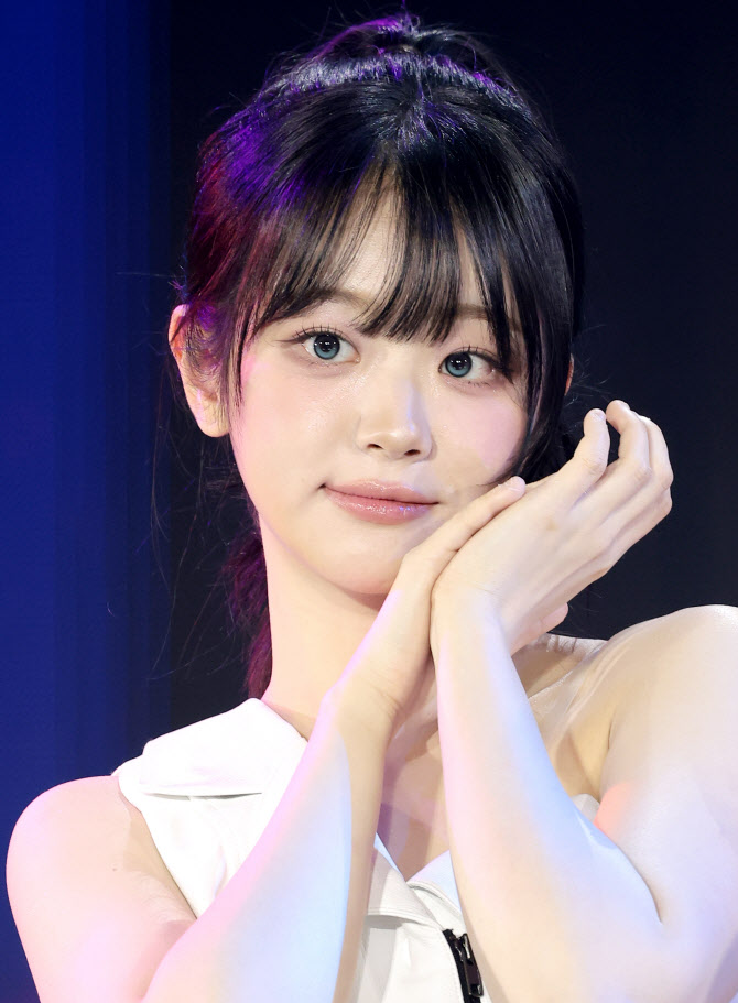 QWER 쵸단, 인형이 따로없네                                                                                                                                                                        