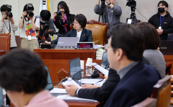 법사위, 野퇴장 속 ‘재판소원 도입·대법관 증원’ 의결