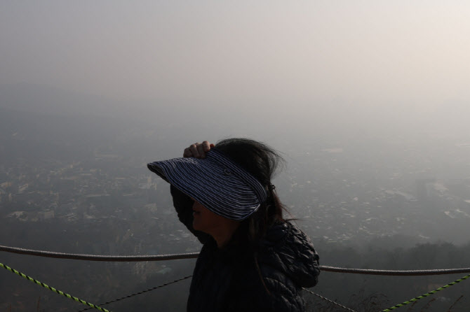 미세먼지에 갇힌 종로