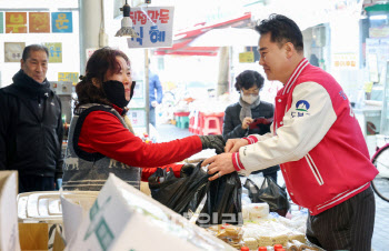 전통시장 방문하는 오언석 도봉구청장