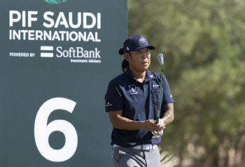 앤서니 김, LIV 애들레이드 개인 3위 출발 “매일 1%씩 나아지겠다”