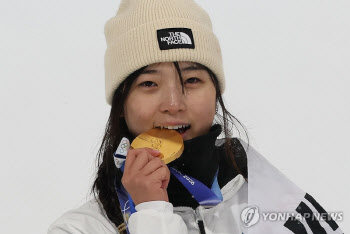 '17살 여고생' 최가온, 클로이 김 제치고 한국 스키 첫 금메달