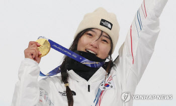 '두 번의 추락 넘어선 금메달' 최가온 "어디 하나 부러진줄 알았죠"
