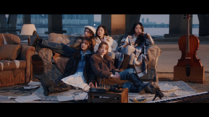 피프티피프티 "핑크 플로이드 헌정 프로젝트 참여, 아직도 믿기지 않아... - 뉴스 썸네일 이미지