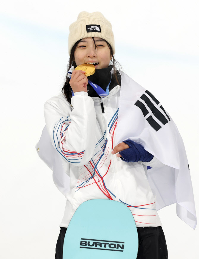  한국 설상 첫 금메달 맛보는 최가온                                                                                                                                                                