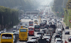 ‘민족 대이동’ 시작…설 전날 고속도로 곳곳 정체