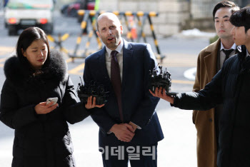 '국회 위증 혐의' 로저스 쿠팡 임시대표, 66억원 주식보상 받는다