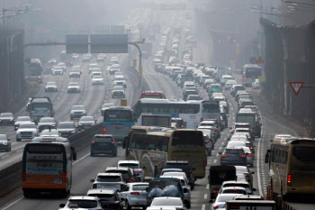 서울→부산 '6시간 50분' 귀성길 정체…저녁 8~9시쯤 해소