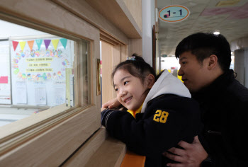 '독박육아'는 옛말?...아빠 육아휴직 5년 새 2.5배 껑충