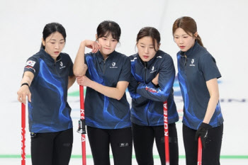 한국 女컬링 대표팀,  세계 1위 스위스에 석패...4강행 '비상'