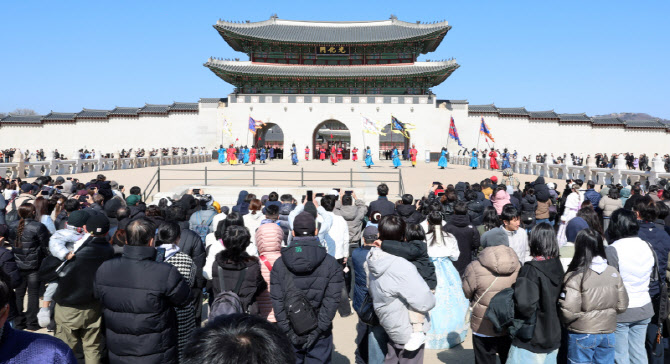 연휴 마지막 날, 경복궁에 몰린 인파                                                                                                                                                                