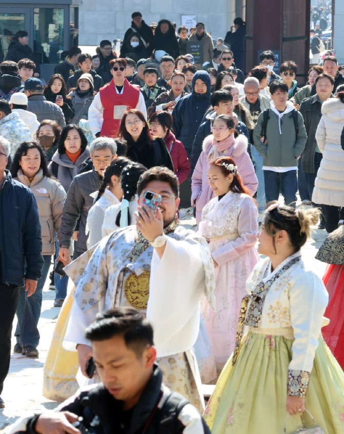 설 연휴 경복궁 나들이 인파                                                                                                                                                                        