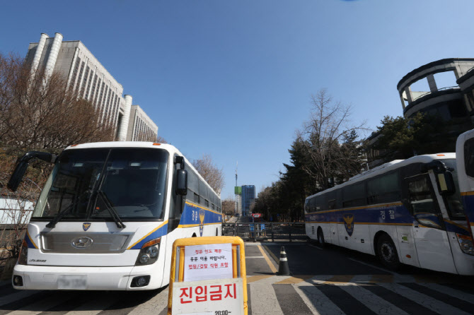 윤석열 1심 선고 D-1, 통제된 법원                                                                                                                                                                  