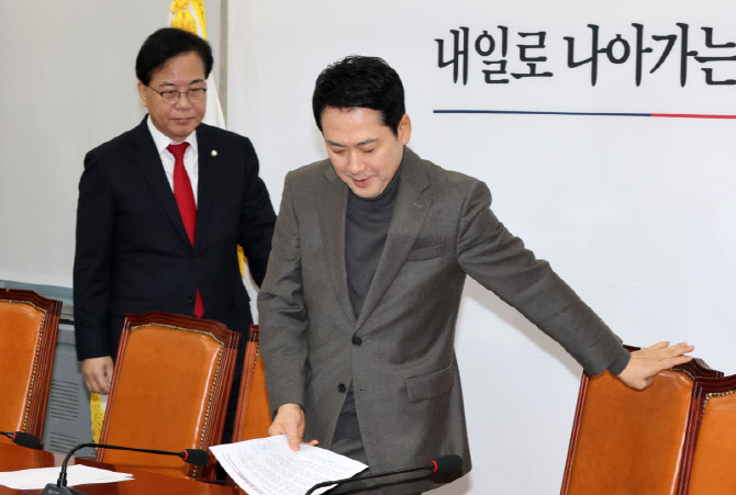 최고위원회의 참석하는 장동혁-송언석                                                                                                                                                               