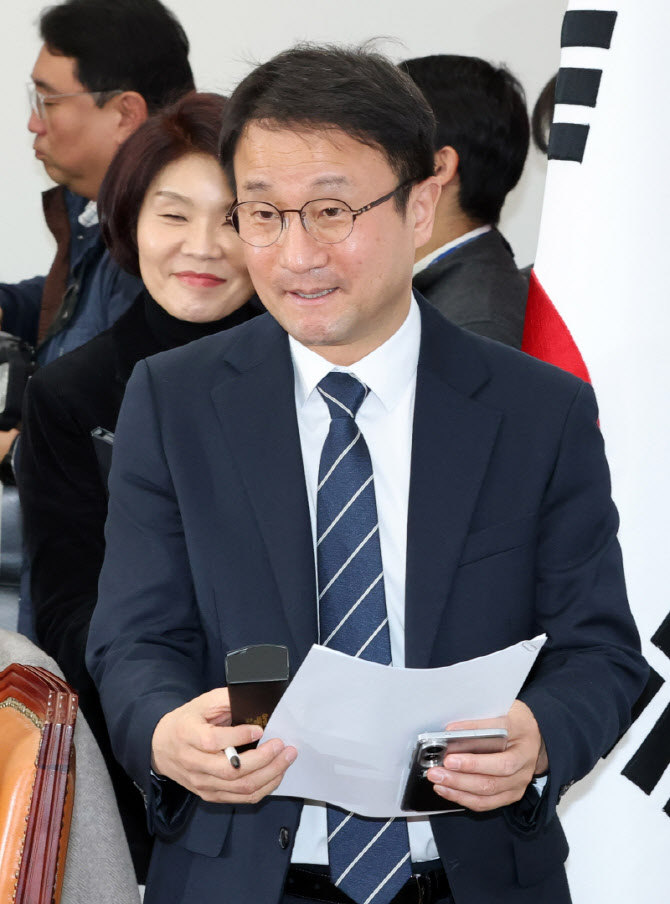 정책조정회의 입장하는 한병도 원내대표                                                                                                                                                             