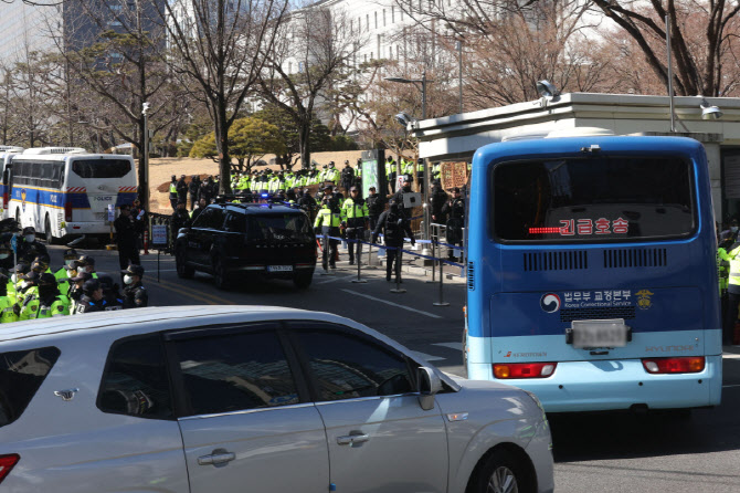 '윤석열 1심 선고' 호송차 이동                                                                                                                                                           