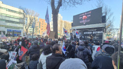 "공소기각하라"…'尹 내란' 1심 선고 앞두고 법원 앞 '전운'