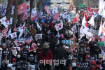"정치재판" 욕설 vs "역사적 단죄" 자축…尹 선고에 아수라장
