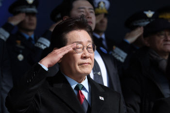 [속보]李대통령 “스마트 강군 첨단무기체계 도입에 전폭적 투자”