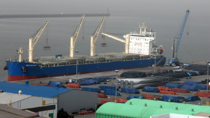 수출 대기중인 철강제품들                                                                                                                                                                          