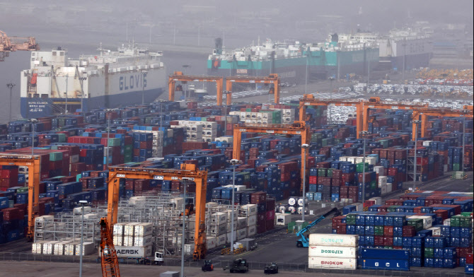 대법 판결 반발한 트럼프, 하루 만에 글로벌 관세 10%→15%로 올려                                                                                                                                    