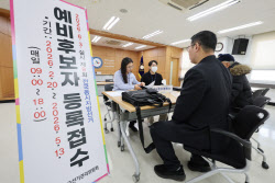 민주 우세 전망 속 투표율 50% 위기…보수 60·70대 이탈 변수