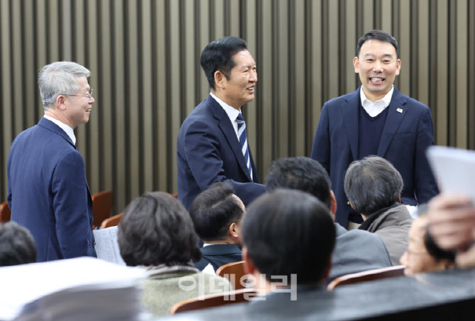 정책의원총회, '대화하는 정청래-민형배-김용민'                                                                                                                                           