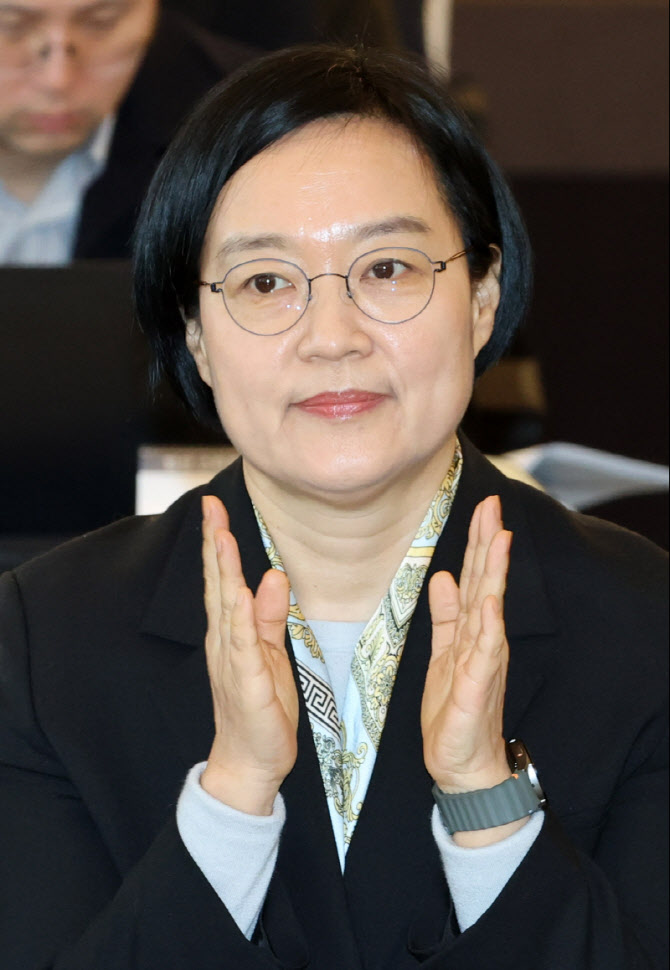 박수치는 한성숙 중소벤처기업부 장관                                                                                                                                                               