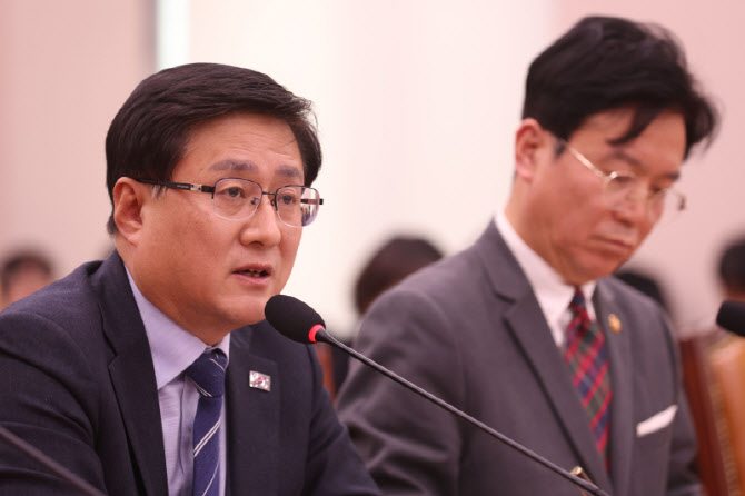 법사위 질의에 답하는 김성환 장관                                                                                                                                                                  