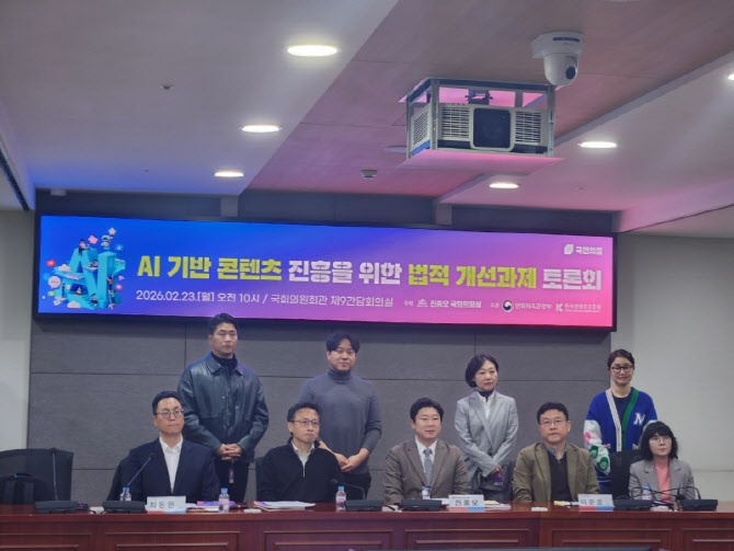 "내 화풍 AI 학습시켜 웹툰 작업 도와달라"...확 바뀐 콘텐츠 산업 풍경 - 뉴스 썸네일 이미지