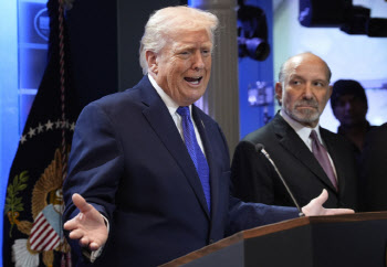 트럼프 15% 관세 신설에…中·브라질 웃고 유럽·韓·日 '울상'