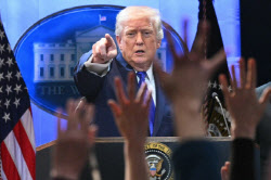 비준 중단한 EU 겨냥?…트럼프 “합의 갖고 ‘장난’ 치면 더 센 관세”(종합)