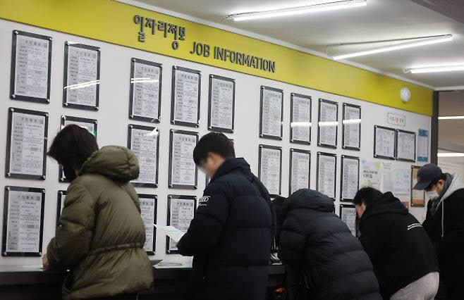 작년 3분기 일자리 14만개 늘었지만, 청년 갈 곳은 13만개 감소