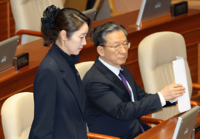 정성호 법무부 장관 옆 지나는 강선우 의원                                                                                                                                                          