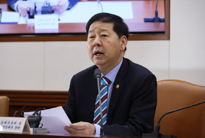 구윤철 "주력산업 사업재편 지원하고 제도 바꿀 것"