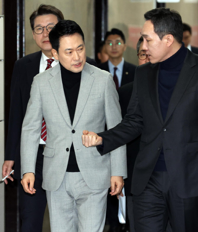 '대화하는 장동혁-김민수'                                                                                                                                                                