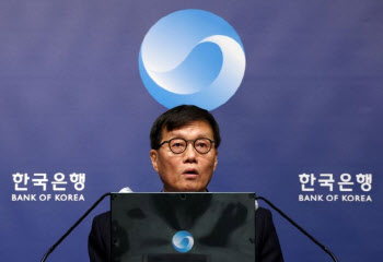 반도체 훈풍 속 부동산·환율 발목…한은, 연 2.5%로 6연속 금리 동결(상보)