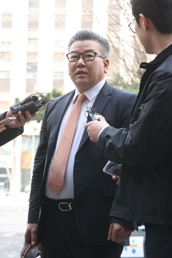 군 기밀 유출 관련 피의자 조사받는 유병호 감사위원                                                                                                                                                 