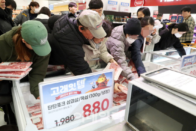  이마트, 특가 삼겹살 판매                                                                                                                                                                         