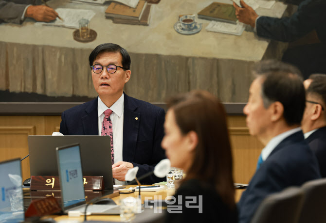 이창용 "금통위원 3개월 내 전망서는 인상 논의 없어"
