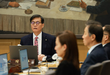 이창용 "금통위원 3개월 내 전망서는 인상 논의 없어"