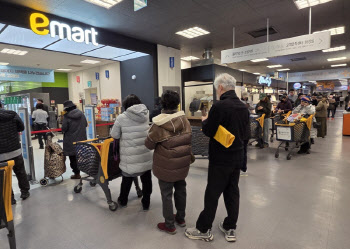 “정말 가격이 880원?” 삼겹살 600톤 푼 이마트…‘미끼’는 옛말[르포]