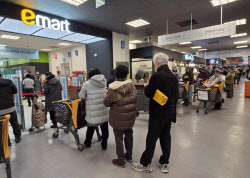 “정말 가격이 880원?” 삼겹살 600톤 푼 이마트…‘미끼’는 옛말[르포]