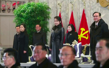 김정은 옆 주애 '가죽코트 투샷'…北 열병식, 무기 대신 '계승' 연출