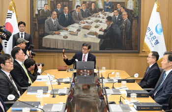 ‘금리 2.5% 동결’ 만장일치···반도체 호조에 성장률 전망치 1.8→2%로