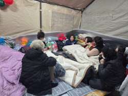 비닐하우스에서 주민 63명 숙식…40일 지나도 이주 논의 '제자리'[르포]