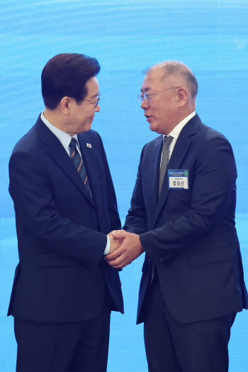 李 “국민 안전에 첨단기술 지원 감사”…정의선 “무인소방로봇 계속 개량”